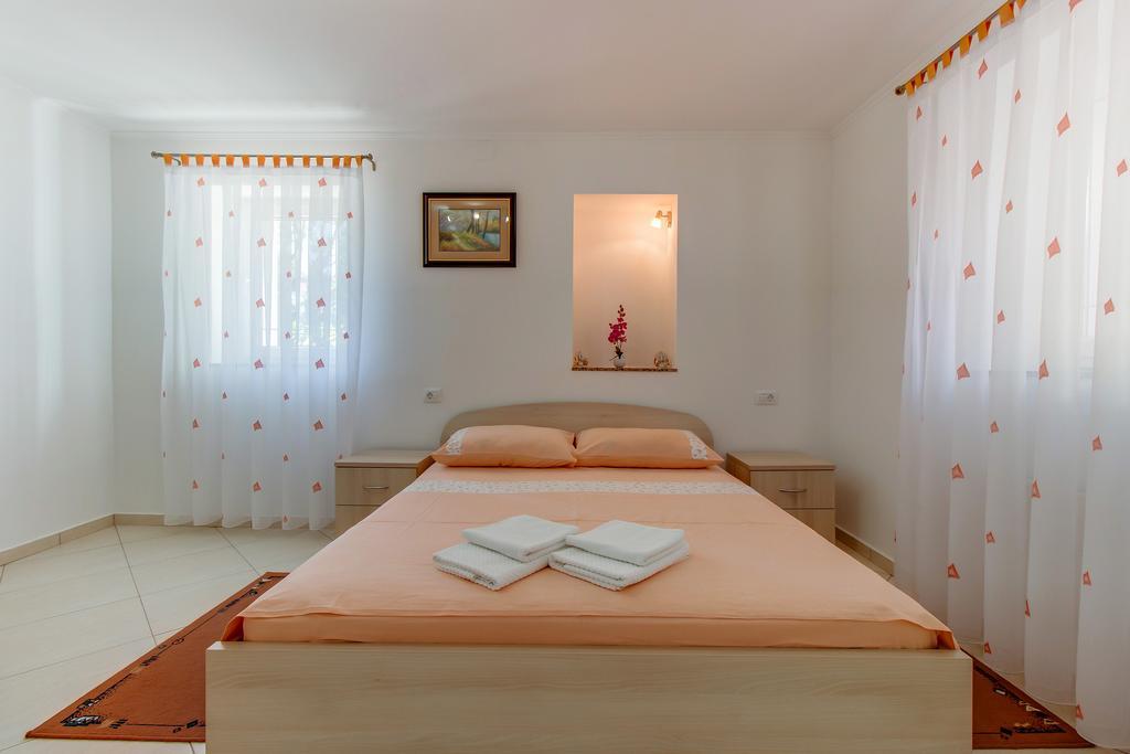 Apartments Leila Mali Losinj Exterior photo
